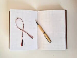 Carnet CARAMEL vue intérieure sur pages avec marque pages et stylo en bois.