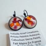 Verre peint artiste isabelle k,boucles oreilles dormeuses laiton avec cabochons ronds blanc orange violet noir,cadeau fete anniversaire noel