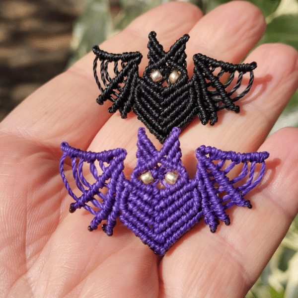 Broche chauve souris en macramé