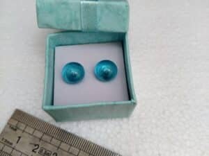 Boucles d'oreilles puces en verre fondu bleu clair