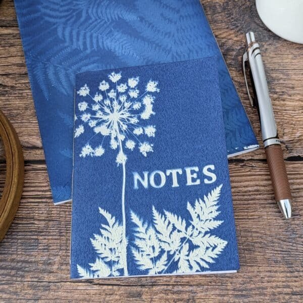 Mini-carnet cyanotype à emporter partout motif fleur de carotte sauvage - Les paillettes by Pepite