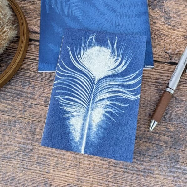 Couverture carnet cyanotype plume de paon - les paillettes by Pepite