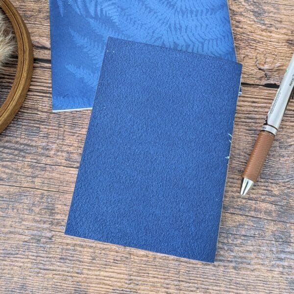 Verso carnet cyanotype motif plume de paon - les paillettes by Pepite