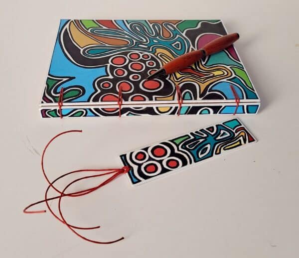 Carnet CORAIL vue recto et dos avec marque page en bois et stylo en bois.