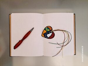 Carnet NORA vue intérieur sur pages et marque-pages en bois et stylo en bois.